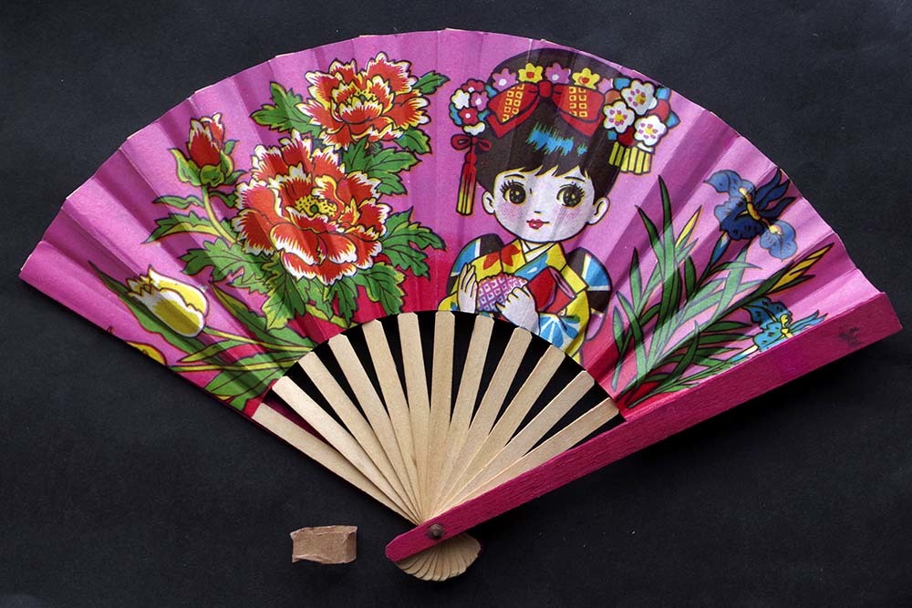古い扇子センス子供の玩具マンガ漫画デットストック可愛い着物姿お花も綺麗で色も良い女の子少女マンガ絵です。_画像1