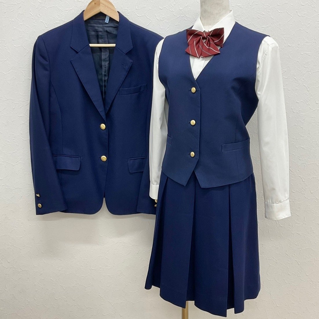 U485/L(中古)埼玉県 和光国際高校 女子制服5点 /M/W69/ブレザー/ブラウス/夏ベスト/冬スカート/リボン/Kanko/青紺/箱ヒダ/学生服/卒業生品/_画像1