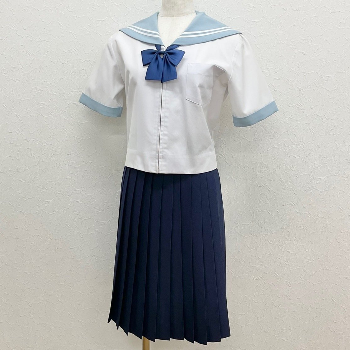 U520/S576(中古)岐阜県 私立 中京高校 女子制服3点 /旧制服/M～L程度/W66/セーラー/夏スカート/リボン/水色襟/夏服/半袖/学生服/卒業生品/_画像1