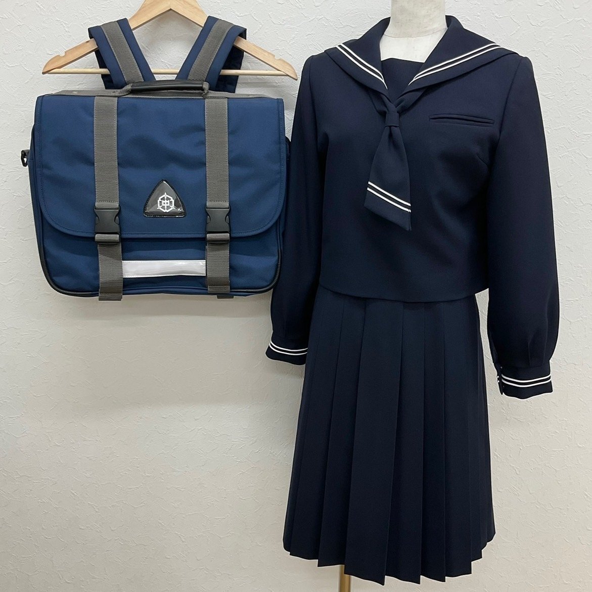 U517/S1089(中古/箱)東京都 中央区立銀座中学校 女子制服4点 /155A/セーラー/ジャンパースカート/タイ/指定鞄/冬服/紺/白2本/短期間着用品/の画像1