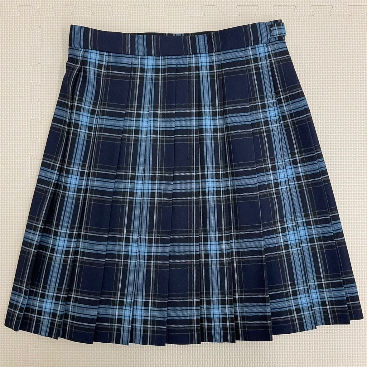 U538/S1110(中古)あずさ第一高校 女子制服4点 /校章付/M/W69/ブレザー/ブラウス/スカート/リボン/冬服/紺/青チェック/学生服/通信制/卒業生の画像4