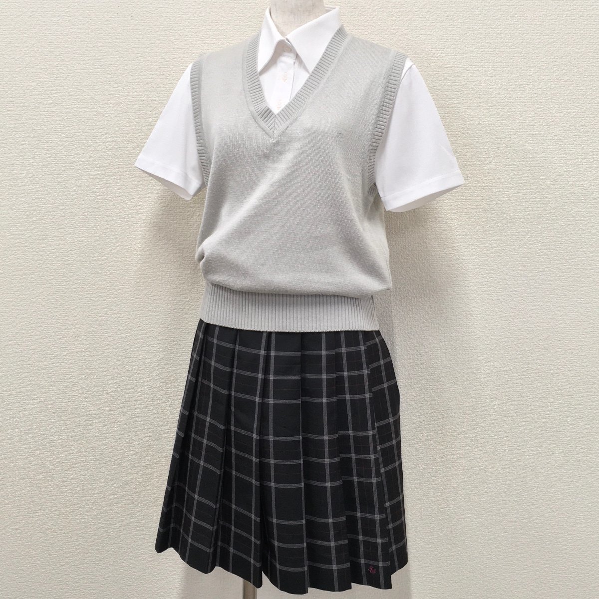 A551/T(中古)栃木県 栃木農業高校 女子制服3点 /旧制服/M/W69/ニットベスト/半袖ブラウス/キュロットスカート/夏用/夏服/学生服/卒業生品_画像1