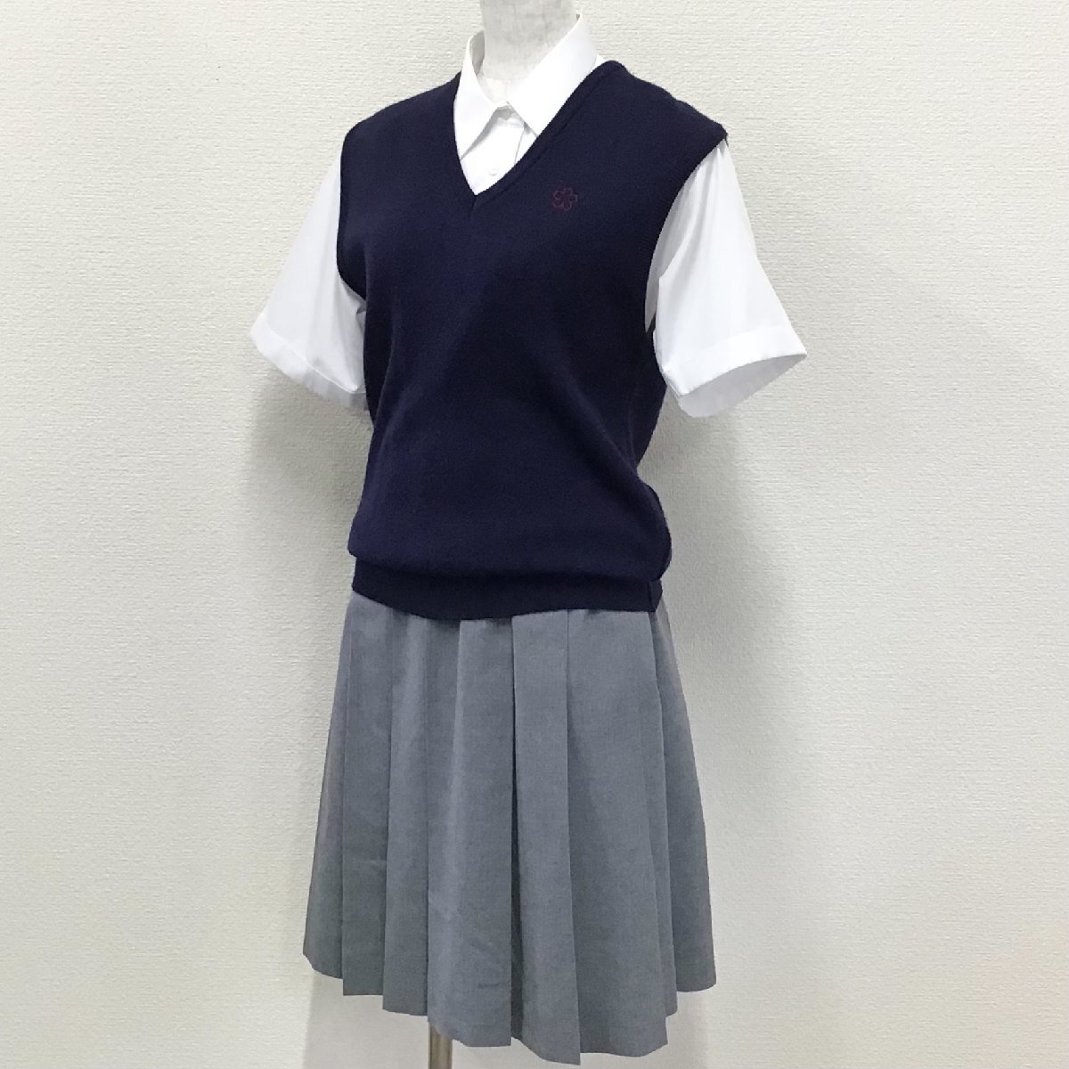 O565/T(中古)茨城県 水戸桜ノ牧高校 女子制服3点 /M/L/W72/ニットベスト/半袖ブラウス/スカート/NIKKE/グレー/夏用/中学校/学生服/卒業生品_画像1