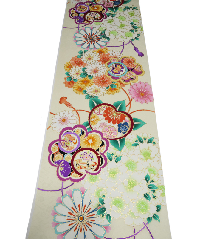 254-1番 新品 化繊（ポリエステル）振袖用生地端切れ 40㎝×140㎝　紗綾形に桜や菊の地模様入　生成りに桜や橘や菊の花等　金彩加工入_画像2