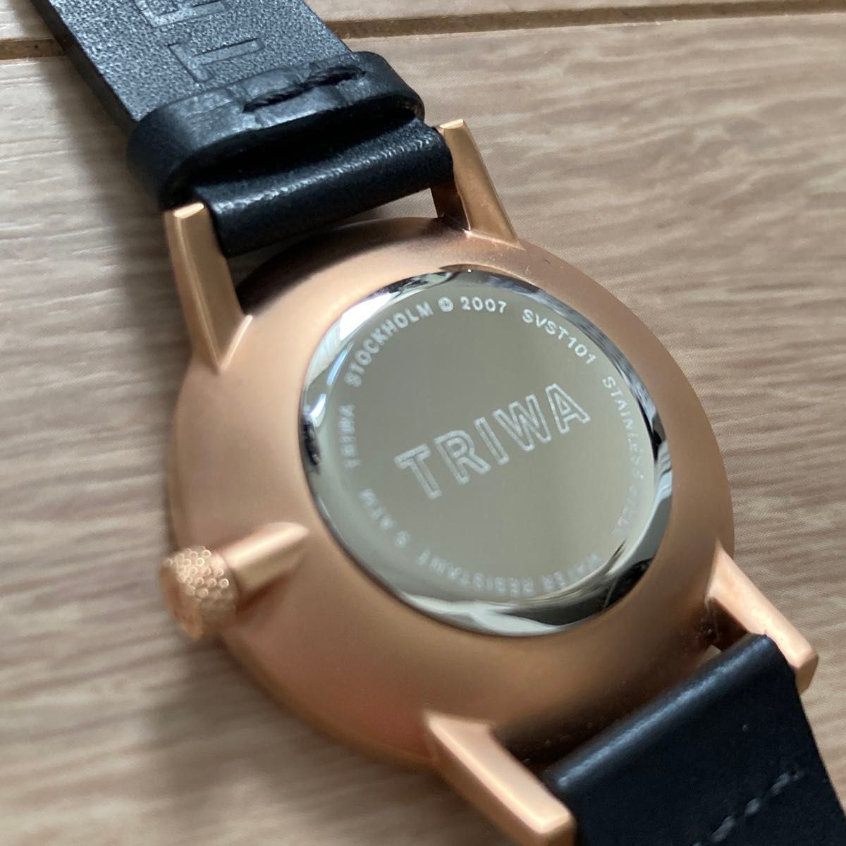 トリワ/TRIWA 腕時計　レディースウォッチ　アナログ　ブラック×ゴールド　レザー　秒針付き