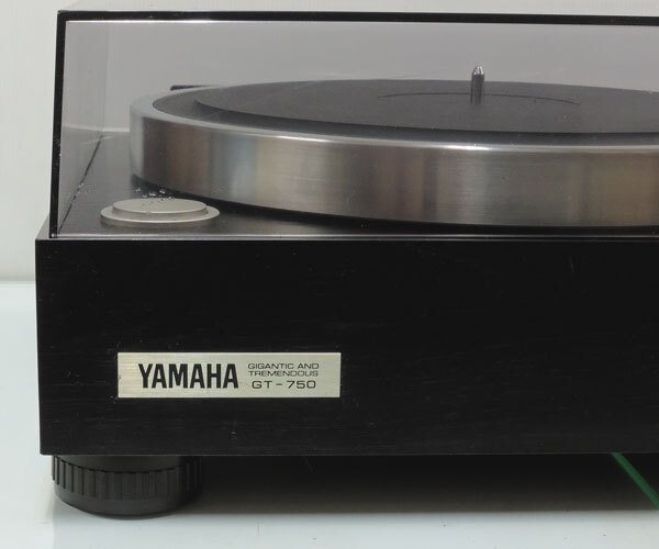 ヤマハ レコードプレーヤー／YAMAHA GT-750 ・MICRO M-7000/5 MMカートリッジ他付属《簡単チェック／美品》_ダストカバー左角に細かい砂粒状の傷アリ