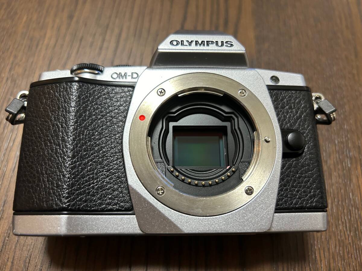 OLYMPUS オリンパス OM-D E-M5 ボディ シルバー_画像3