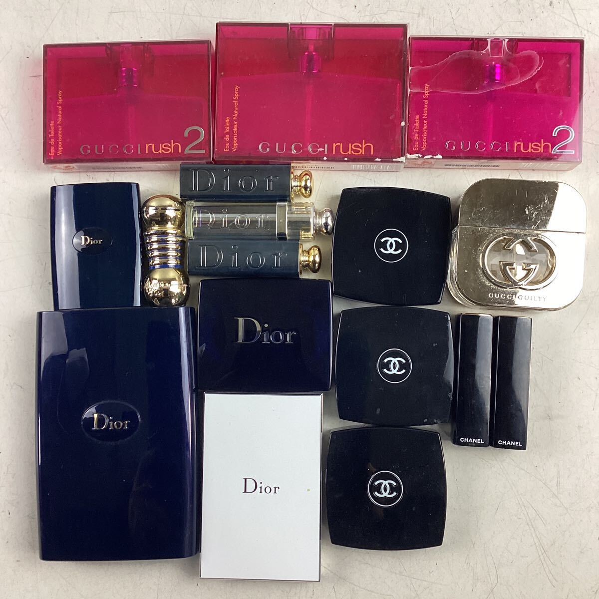 k3217 化粧品 CHANEL Christian Dior GUCCI まとめ 17点セット 約1.15kg フェイスパウダー コスメ 口紅 リップ 香水 シャネル 使用品 中古_画像1