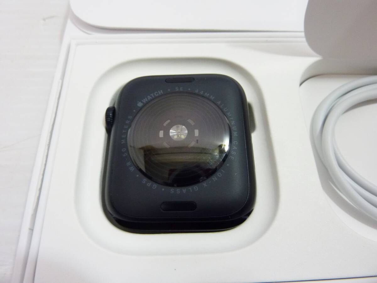 CV5549ta 美品 Apple Apple Watch SE 第2世代 GPSモデル 44mmミッドナイトアルミニウムケースとミッドナイトスポーツバンド - M/L MRE93J/A_画像3