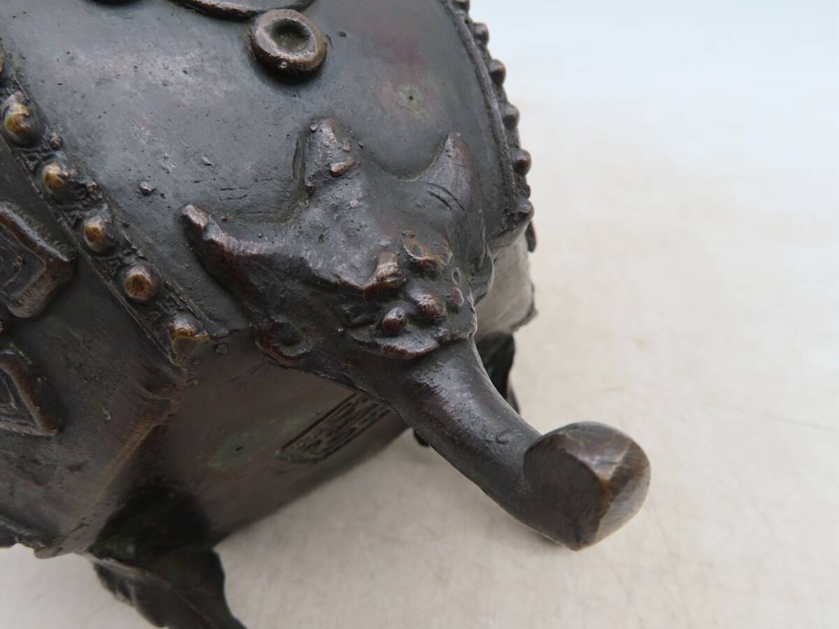 X5914 古銅製 三足 香炉 約1133.8g 在銘 刻印 共箱 銅器 時代物 古美術 金属工芸 香道具 茶道具_画像9