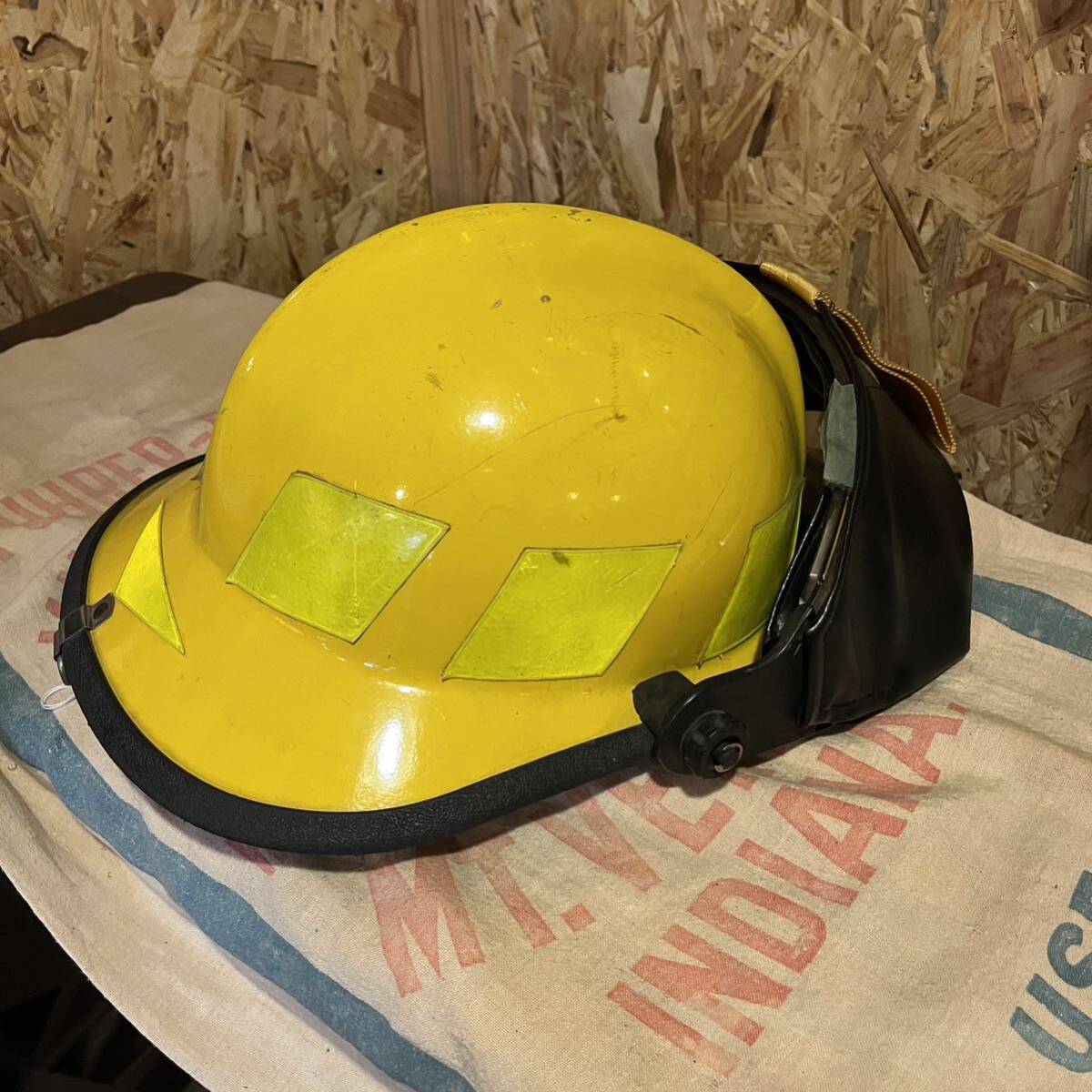 【ミリタリー/軍物】ヘルメット 米軍放出品 実物 消防隊 FIRE DEPT. シェード 反射板 希少 レア アメリカ製 1995年製 反射板 イエロー 黄色の画像2