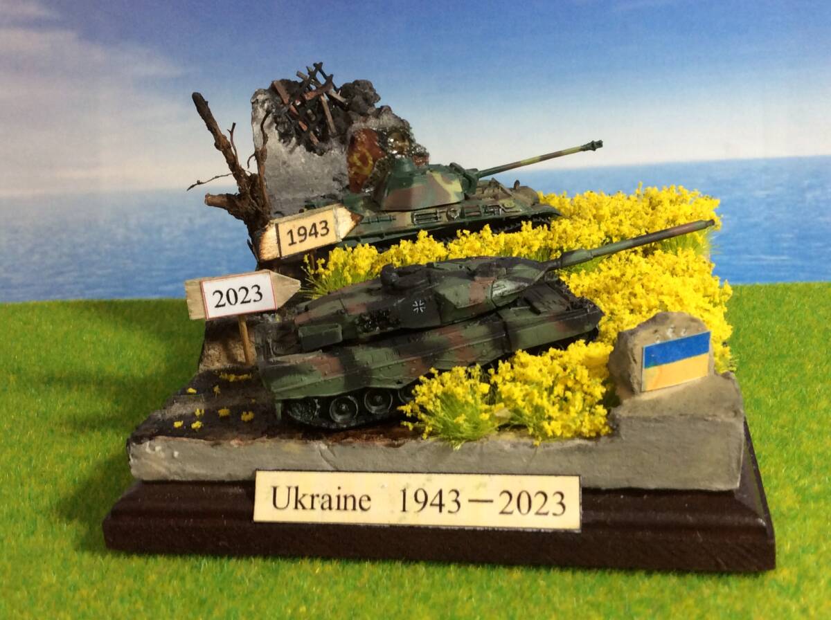 1/144 ジオラマベース　戦車3台付き タイトル:「ウクライナの風景1943-2024」ワールドタンクミュージアム パンツァー、レオパルド_上段進撃パンツァー、下段進撃レオパルド２