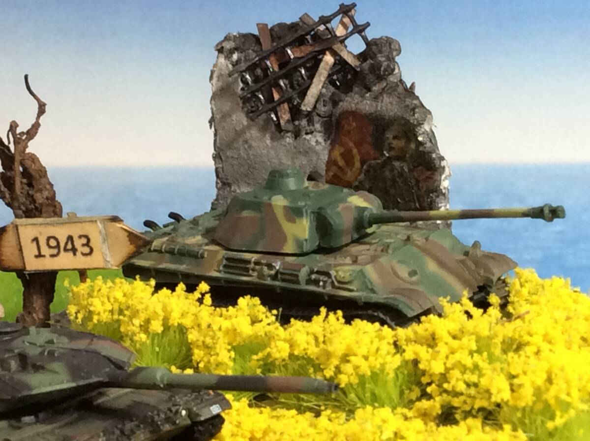 1/144 ジオラマベース　戦車3台付き タイトル:「ウクライナの風景1943-2024」ワールドタンクミュージアム パンツァー、レオパルド_上段：パンツァー進撃モデル