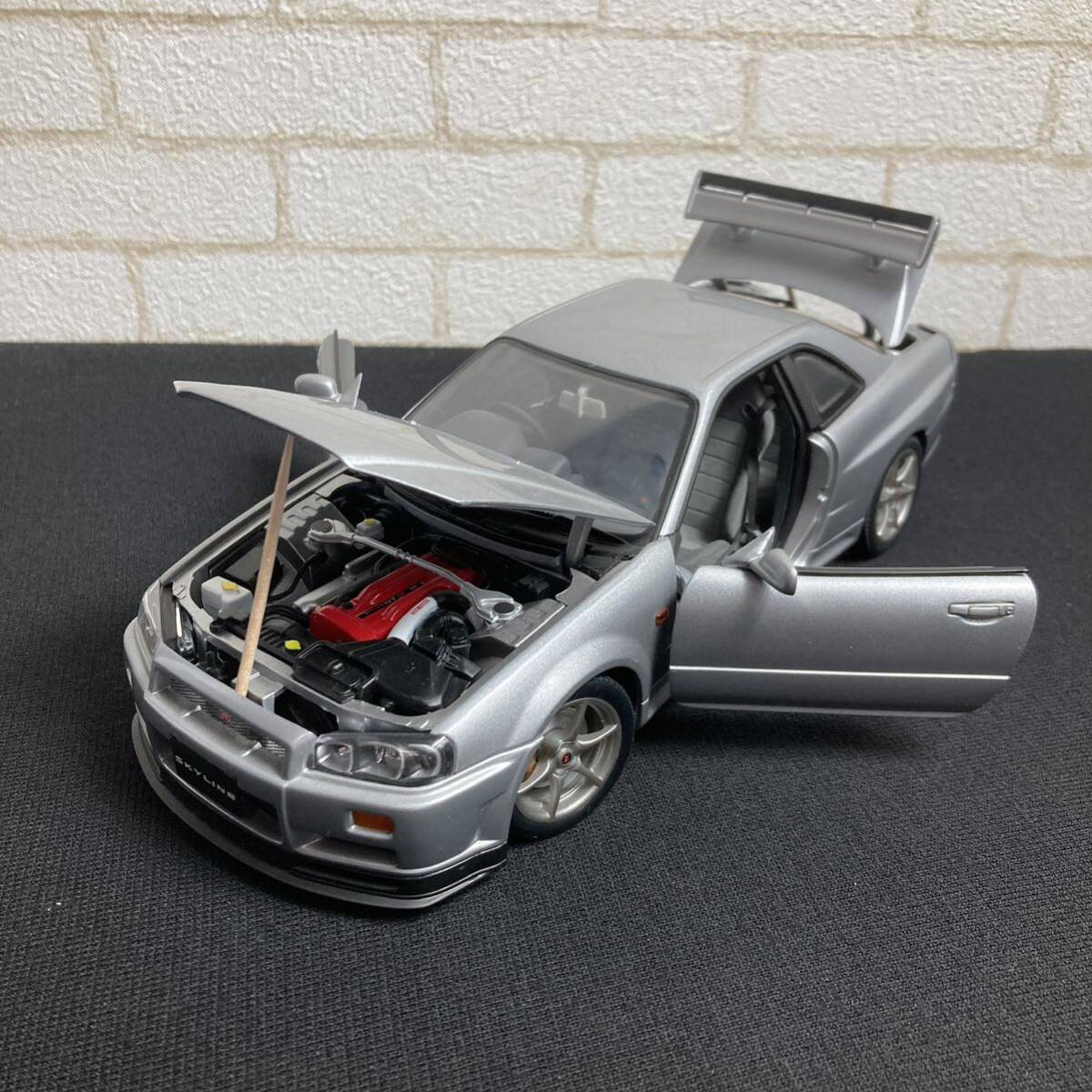 AUTOART オートアート 1/18 R34 日産 スカイラインGT-R V-SPEC シルバー　ミニカー　おもちゃ　コレクター品　k51-328-29_画像2