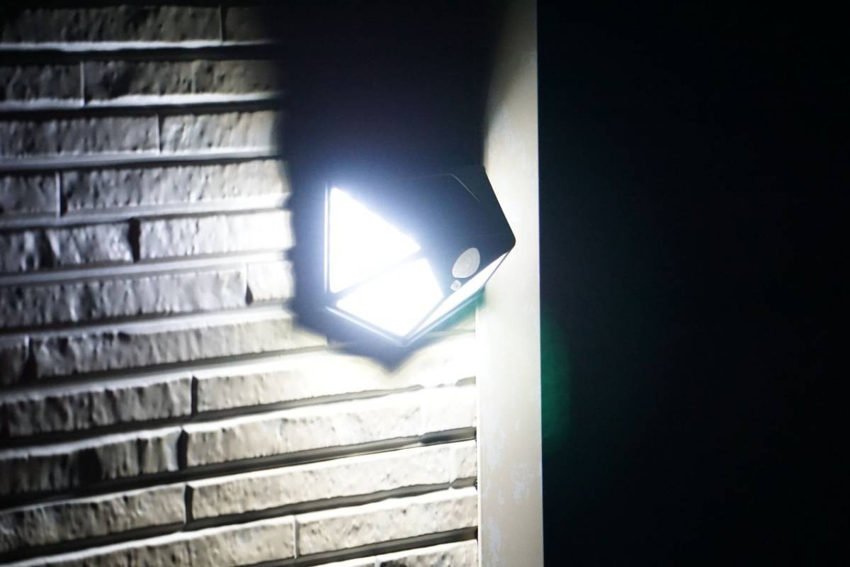 ソーラーライト 屋外 防水 センサーライト led 人感 ソーラーパネル 一体型 4個 照明 防災 セキュリティ ガーデンライト 街灯 庭 玄関 車庫