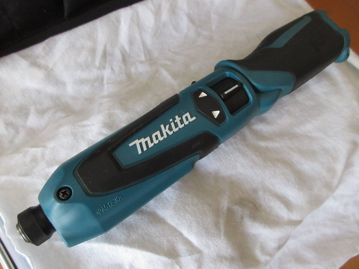 極美品 マキタ TD021D 充電式 インパクトドライバー makita 充電器 バッテリー セット_画像4
