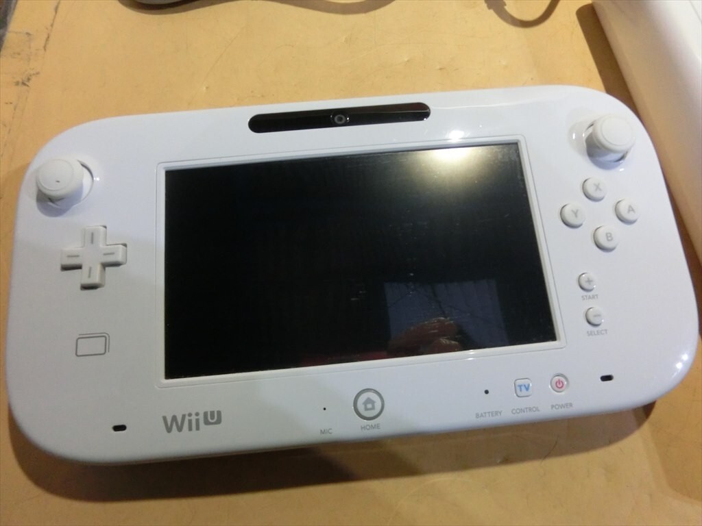 T【ヌ4-72】【100サイズ】Nintendo WiiU ホワイト ニンテンドー 箱あり/通電可 ジャンク扱い/※傷汚れあり_画像4