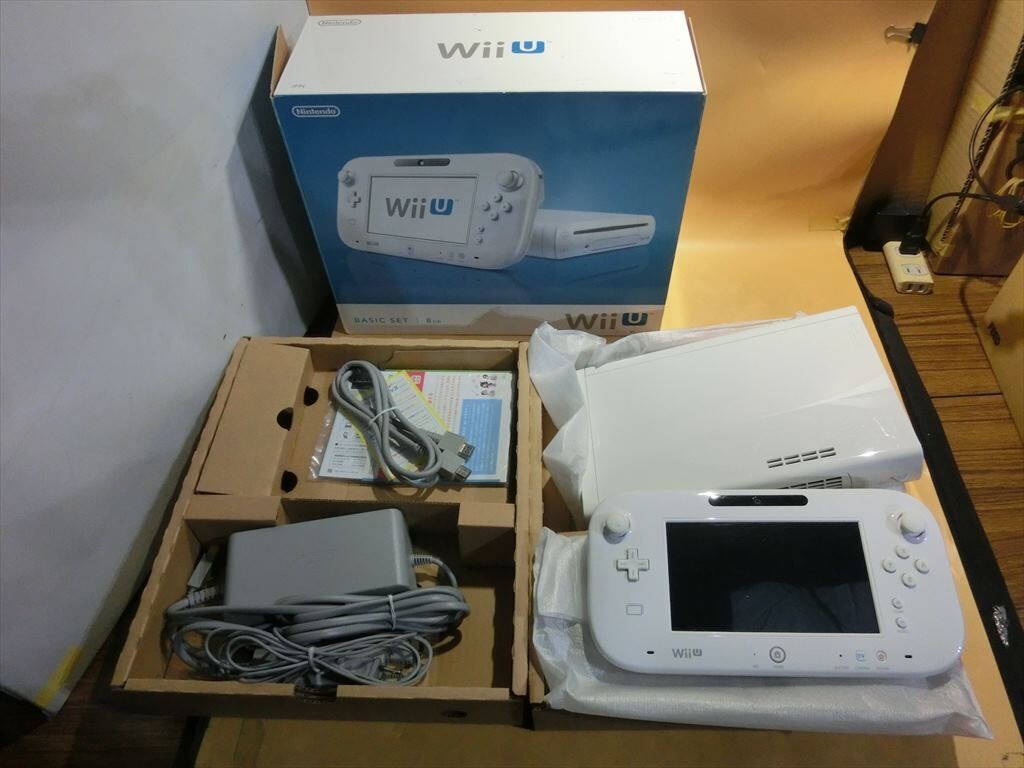 T【ヌ4-72】【100サイズ】Nintendo WiiU ホワイト ニンテンドー 箱あり/通電可 ジャンク扱い/※傷汚れあり_画像1