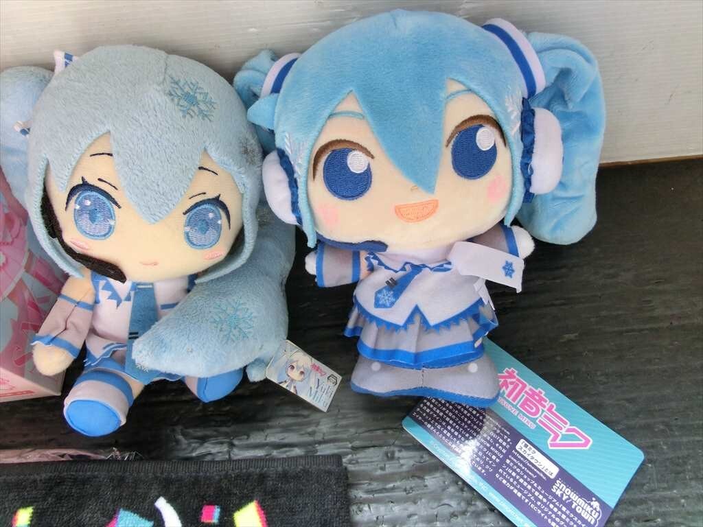 T【T3-55】【100サイズ】未検品/初音ミク グッズ まとめてセット/フィギュア ぬいぐるみ タオル ペンライト 缶バッジ 他_画像2