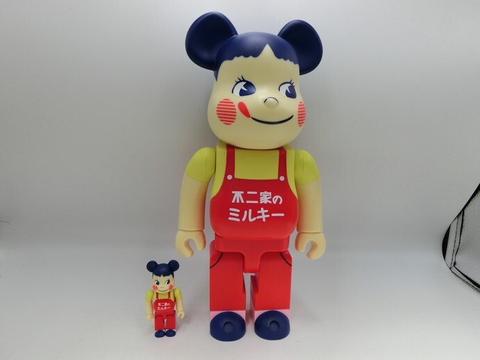 T【フ4-31】【80サイズ】▲MEDICOM TOY BE@RBRICK 100％＆400％ ホーロー看板 ペコちゃん/不二家のミルキー/※外箱傷み スレ傷 汚れ有_画像6