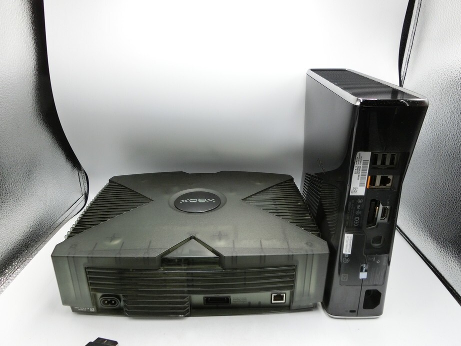 T[f4-97][100 size ]Microsoft XBOX initial model +XBOX360 2 pcs. set / game machine body / electrification possible junk treatment /* scratch dirt cigarettes smell have 