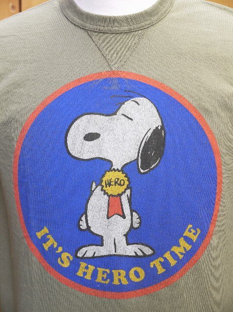 新品 トイズマッコイ SNOOPY TEE IT'S HERO TIME 半袖 Tシャツ オリーブ L TMC2423 toysmccoy_画像3