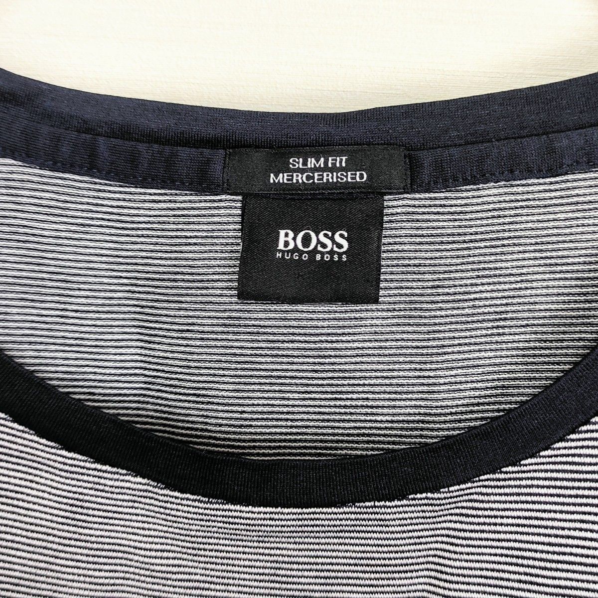 【人気デザイン】HUGO BOSS ヒューゴボス☆メタルプレート付リンガーTシャツ　極細ボーダー　白黒　切替　Sサイズ　半袖