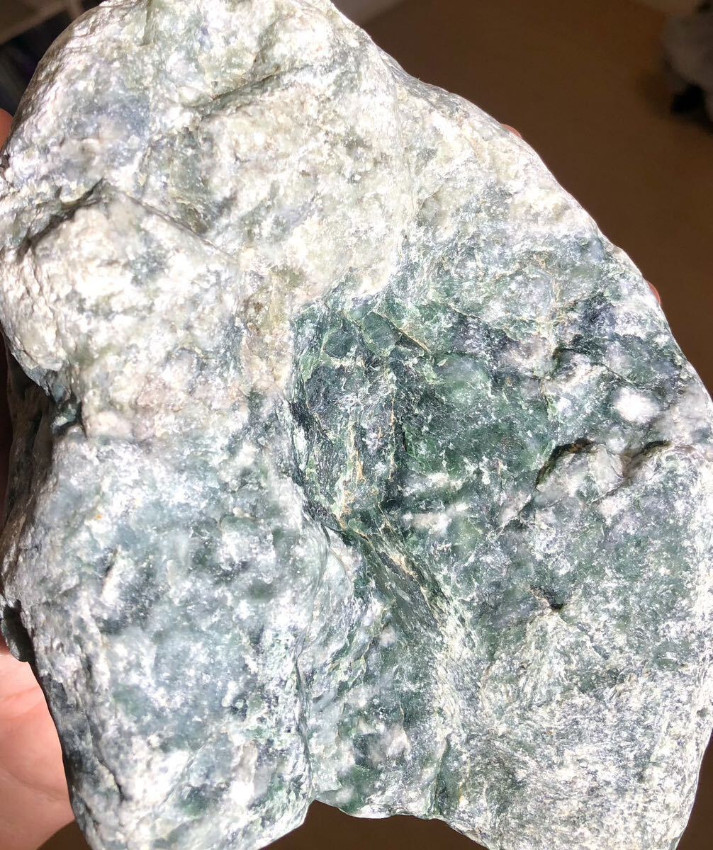 巨大な圧砕翡翠 姫川 ヒスイ 濃緑色 青色 国産水晶 糸魚川 国産鉱物 鉱物 原石の画像4