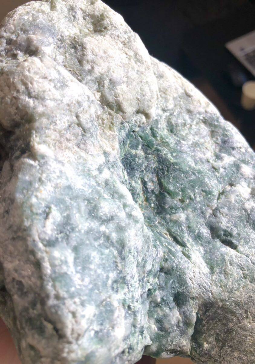 巨大な圧砕翡翠 姫川 ヒスイ 濃緑色 青色 国産水晶 糸魚川 国産鉱物 鉱物 原石の画像8
