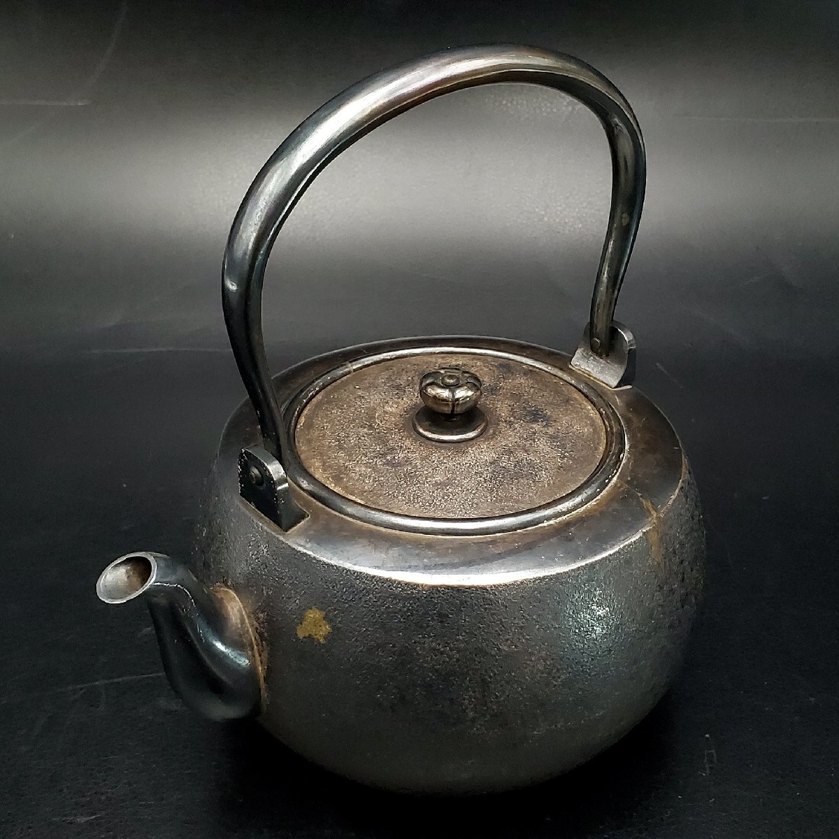 宝蔵】純銀製 銀瓶 湯沸 471.9g 煎茶道具 茶器 やかん 水注 花 宝蔵】純銀製 銀瓶 湯沸 471.9g 煎茶道具 茶器 やかん 水注 花