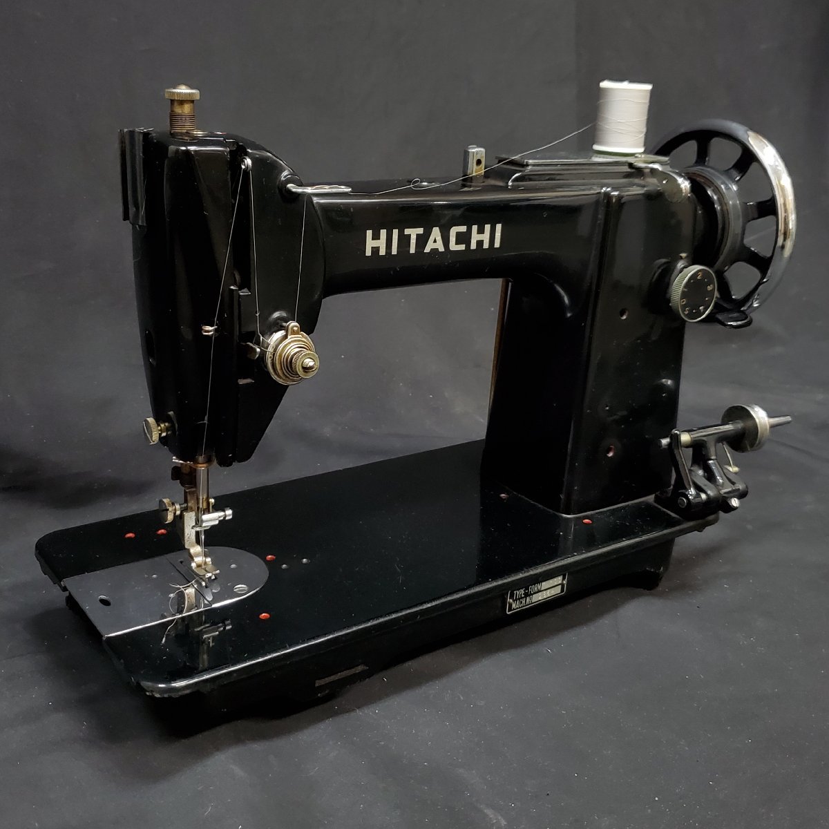 [. warehouse ] that time thing Showa Retro antique HITACHI Hitachi Hitachi sewing machine TA100 black approximately 46.16. interior present condition goods 