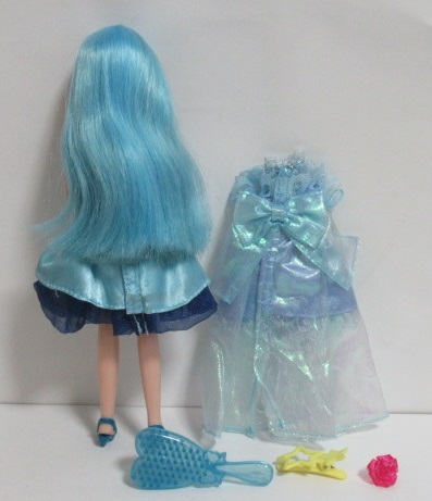 タカラトミー　リカちゃん人形　さくらちゃん+ディズニー ファッションドール （アナ雪）_髪を少しカットしています。