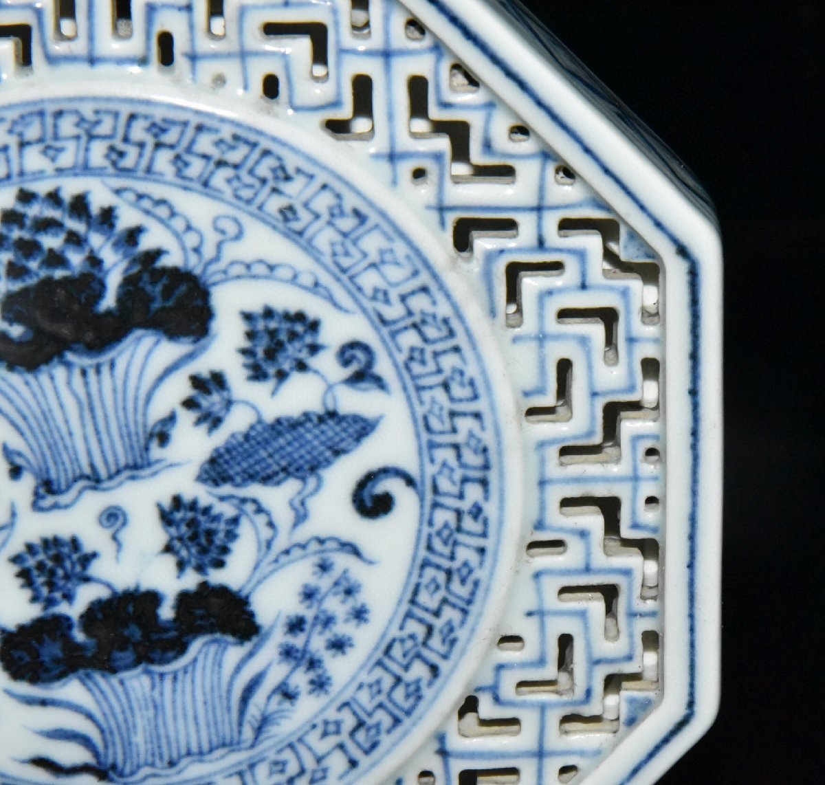 ◆古寳堂◆明 宣德年製款 青花 荷花紋 茶盤 古陶瓷品 極細工 古置物 古擺件 中国古美術 時代物 古董品_画像6