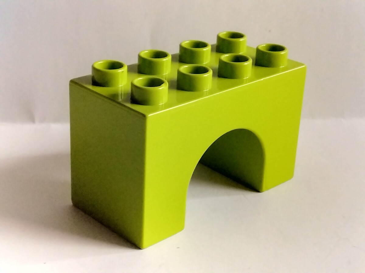 レゴデュプロ 　2×4×2 センターカットアウト　黄緑　ブロック_画像1