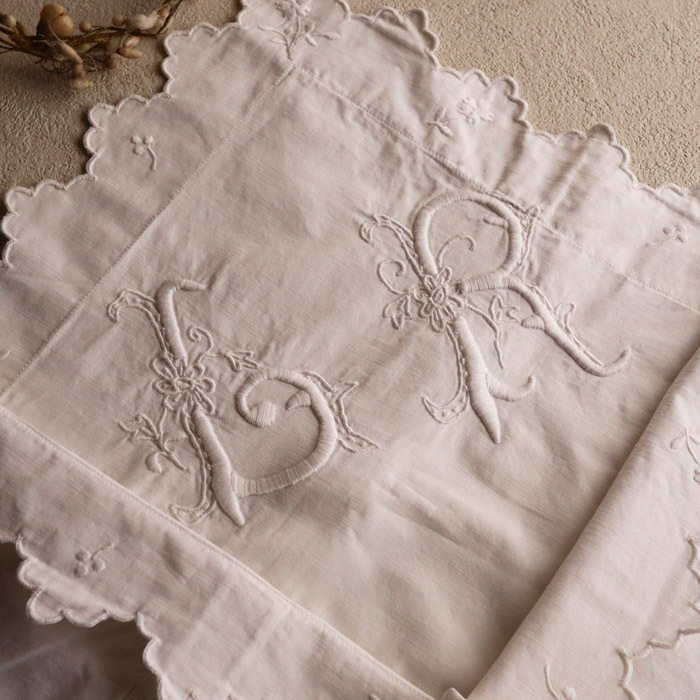【112】フランス アンティーク ヴィンテージ ピローケース 白 手刺繍 イニシャル モノグラム 花文字 スカラップ クッションカバー の画像4