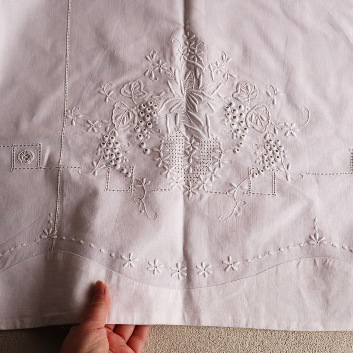 【119】フランス アンティーク ヴィンテージ 手刺繍 カットワーク ドロンワーク 端切れ 白 コットン ハンドメイドの材料 リメイク カーテンの画像3