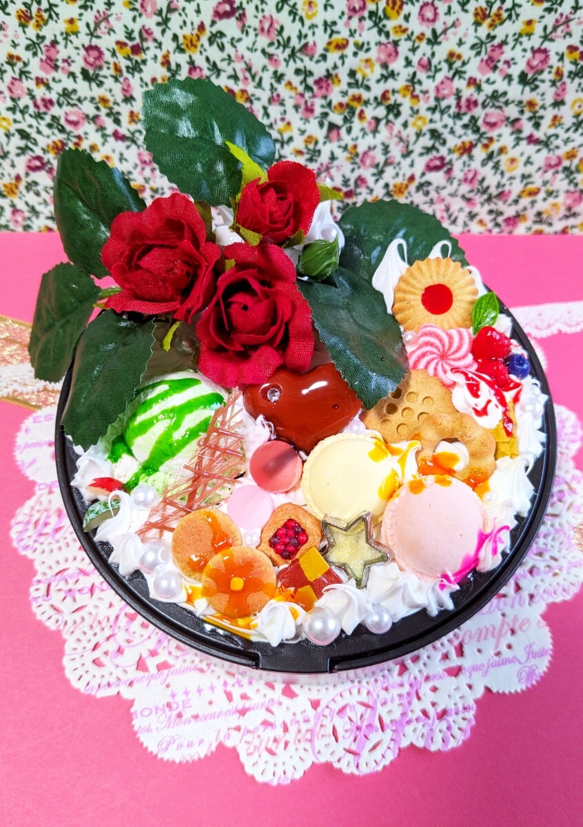 スイーツデコ月☆ジュエリーケース☆赤薔薇☆マカロン☆パンケーキ☆小物入れ☆_画像1