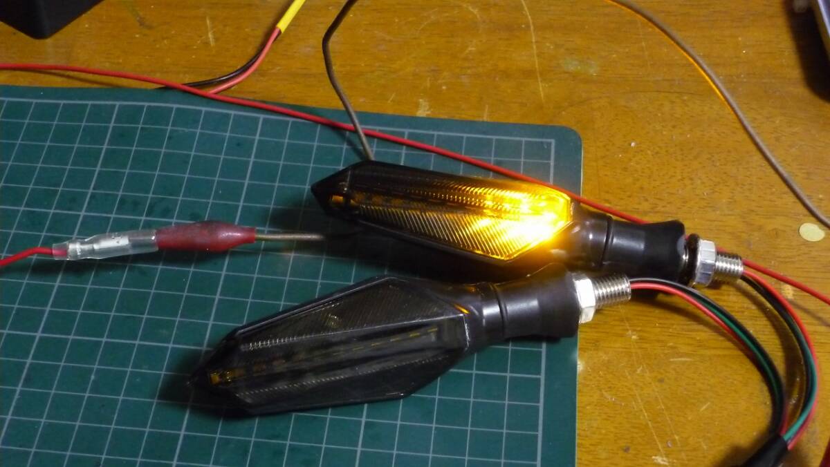 即決 未使用 動作確認のみ 2個セット LED セルフシーケンシャル リレー不要 流れるウインカー 青色ポジションLED 送料無料_画像3