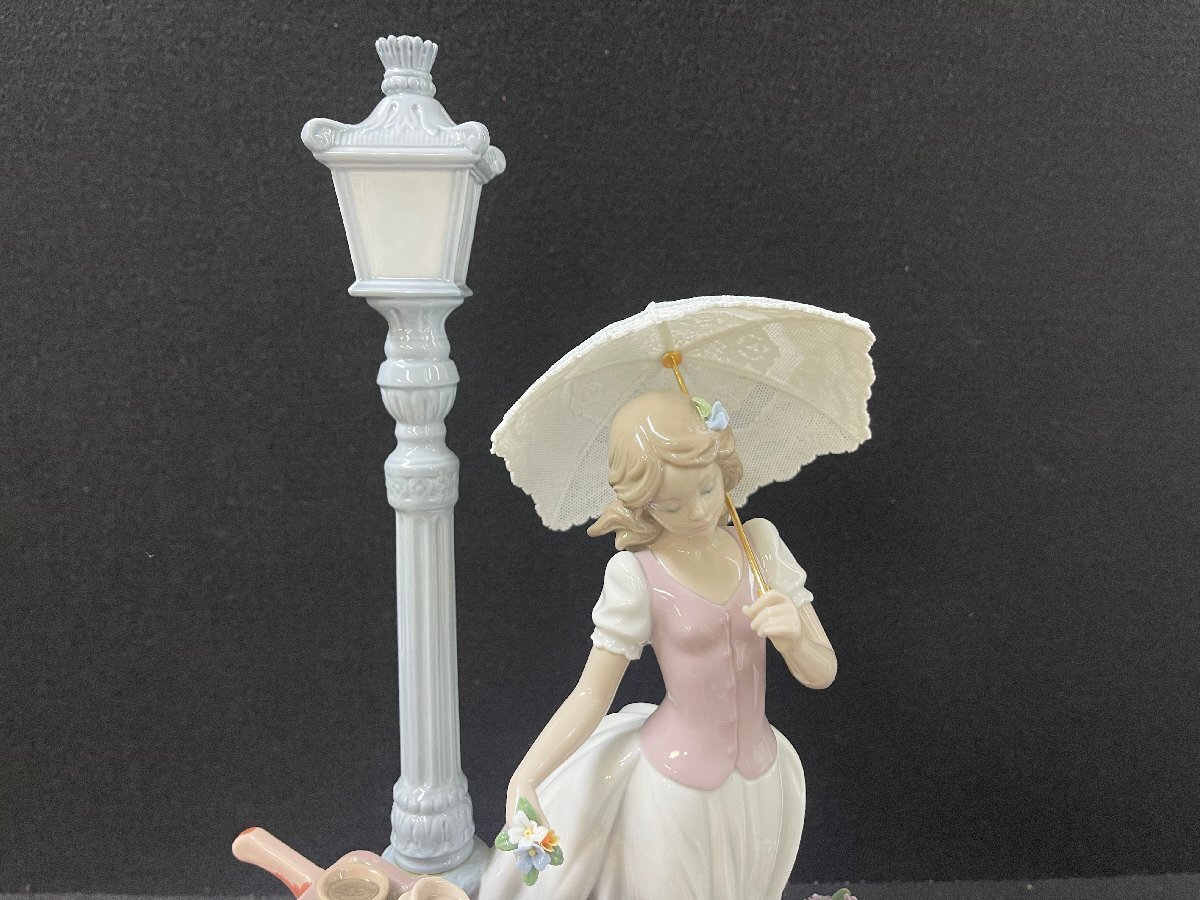 KY0603-59I 佐川急便着払い リヤドロ 6809 Lladro【花の街角】 陶器置物 LLADRO リアドロ ガラスケース付きの画像3