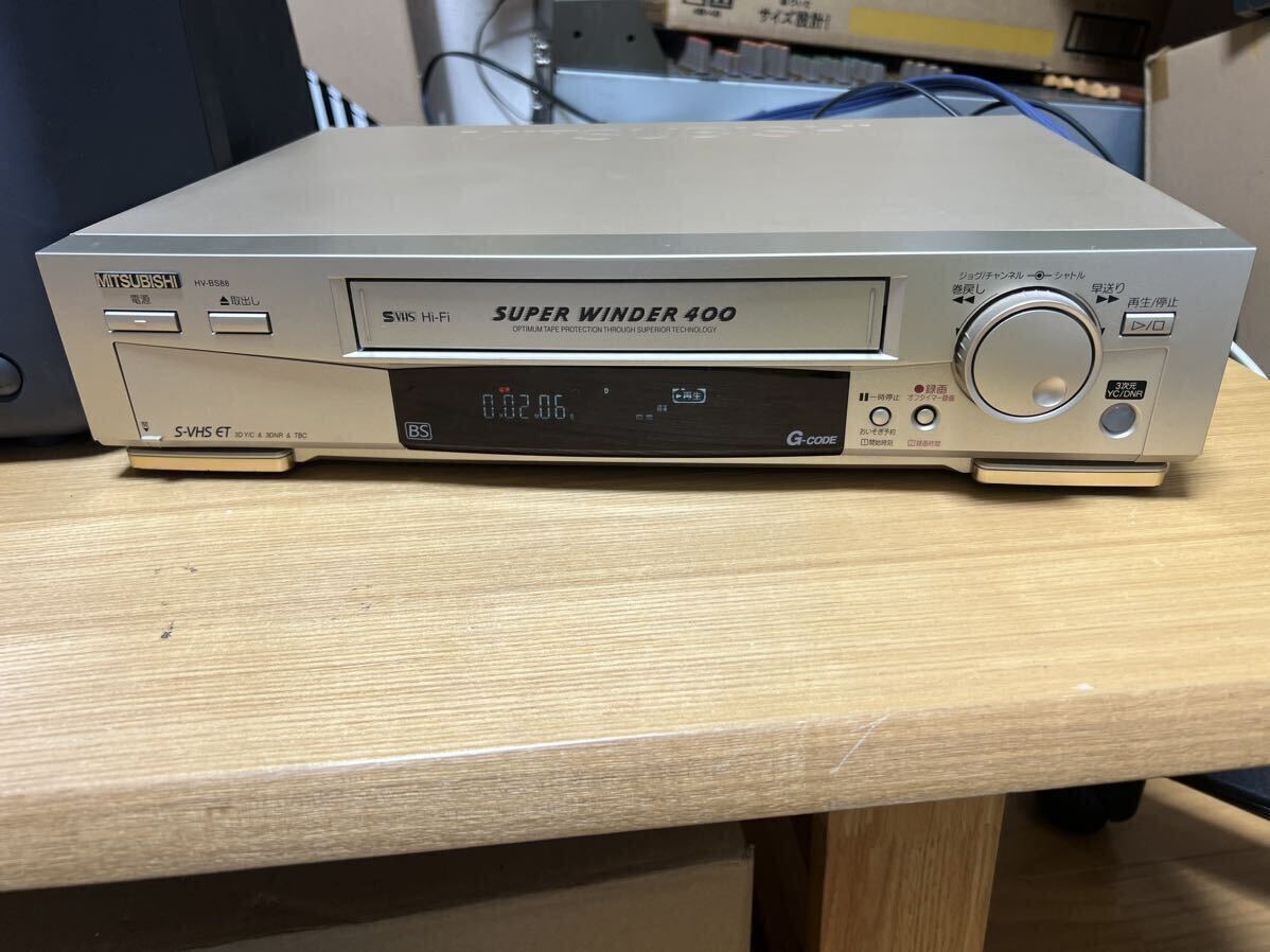 三菱 VHSビデオデッキ HV-BS88 中古品 再生、早送り、巻き戻しのみ確認済み 付属品はリモコンのみ_画像1