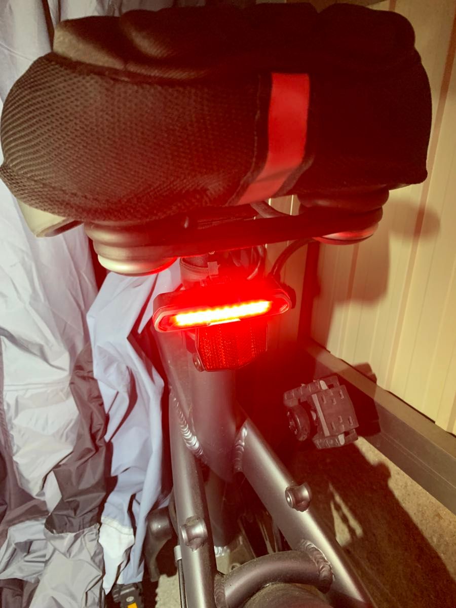 かっこいい LED テールライト 自転車 充電式 目立つ ブルーライト　レッドライト　フラッシュ!!