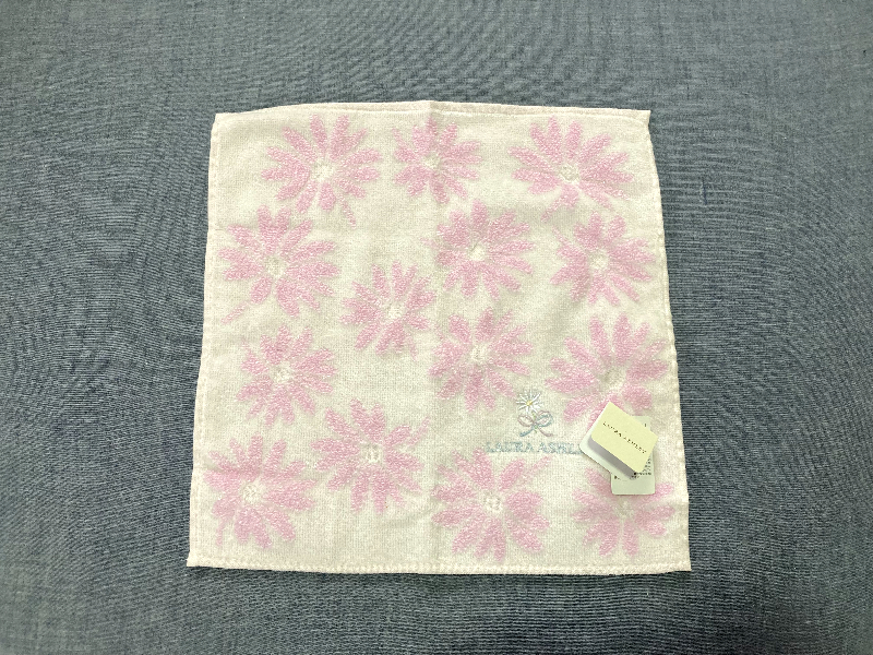 新品・未使用◎LAURA ASHLEYローラアシュレイ◎大人きれい ハンカチ◎_画像1