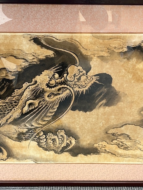 K643■ 神龍 龍之図 在銘 額装 大型 水墨画？ 龍雲 古美術 縁起物 書画 絵画 飾物 芸術 骨董 古物 シェンロン 約112cm×58cm ■_画像3