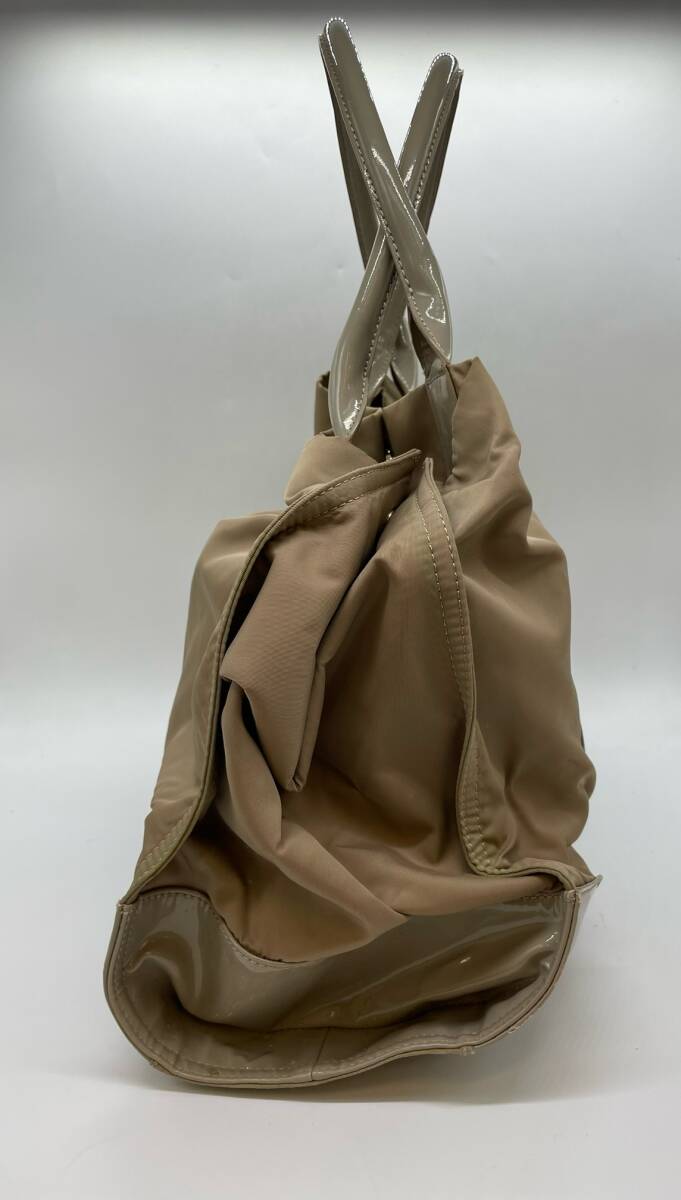 S3823 TORY BURCH トリーバーチ エナメル ナイロン トートバッグ レディース 肩掛け ベージュ ゴールド金具 ロゴ かばん 鞄の画像4