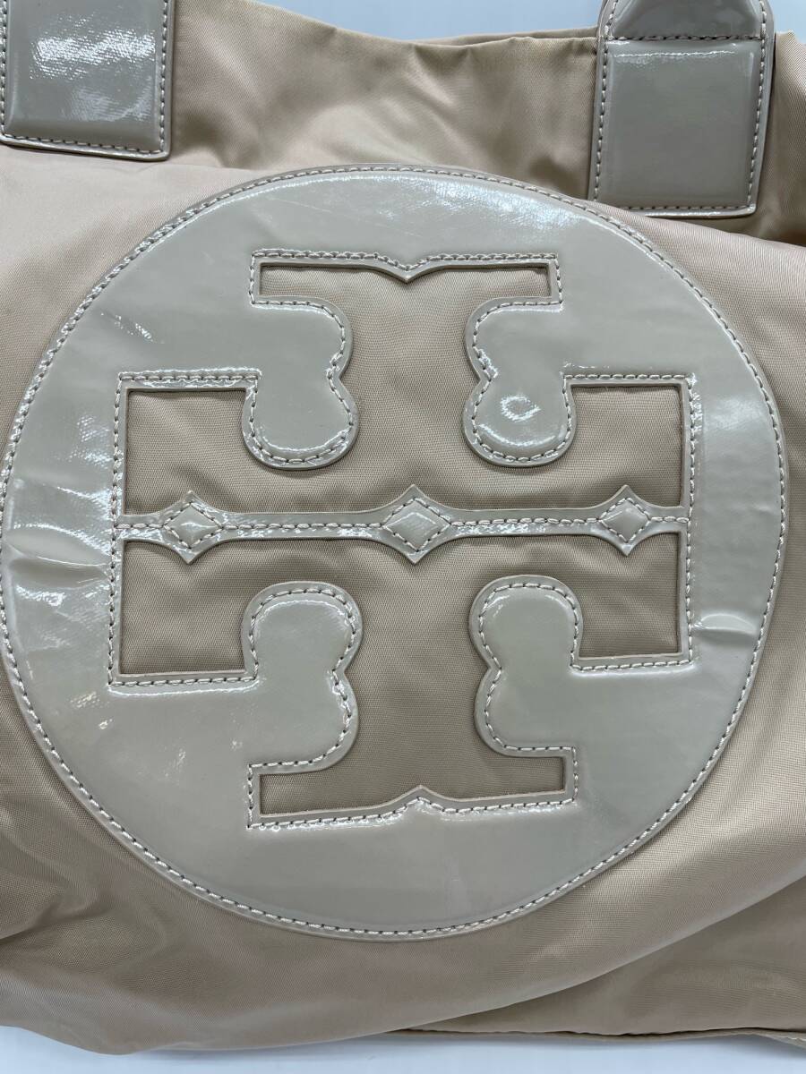 S3823 TORY BURCH トリーバーチ エナメル ナイロン トートバッグ レディース 肩掛け ベージュ ゴールド金具 ロゴ かばん 鞄の画像6