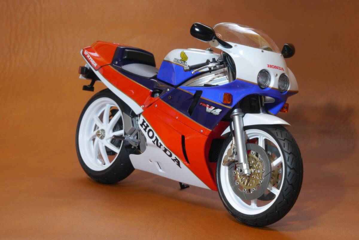 タミヤ　1/12オートバイシリーズ No.57　ホンダVFR750R【完成品】_画像1