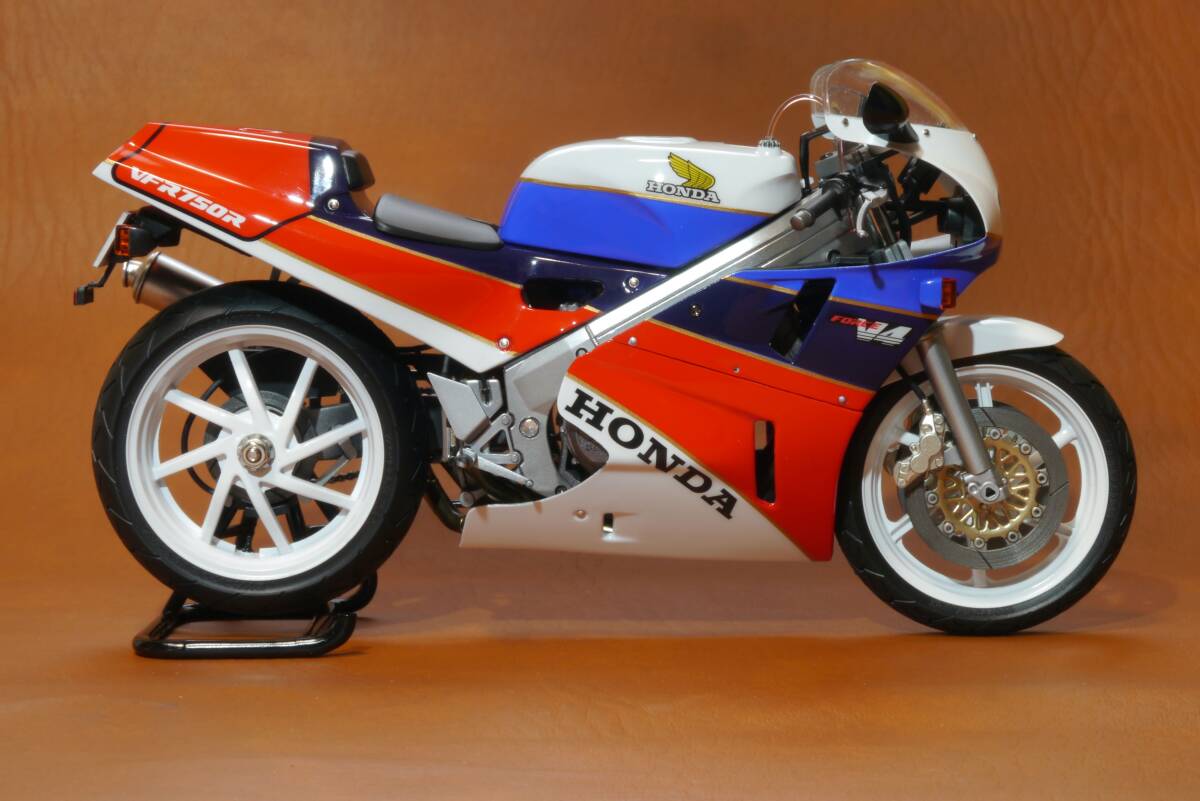 タミヤ　1/12オートバイシリーズ No.57　ホンダVFR750R【完成品】_画像4