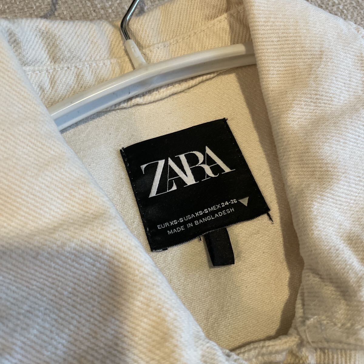 ZARA ホワイトデニムジャケット　コート　アウター　レディースXS-Sサイズ　長袖　アザラ　美品　コットン　シャツジャケット　大人可愛い_画像4