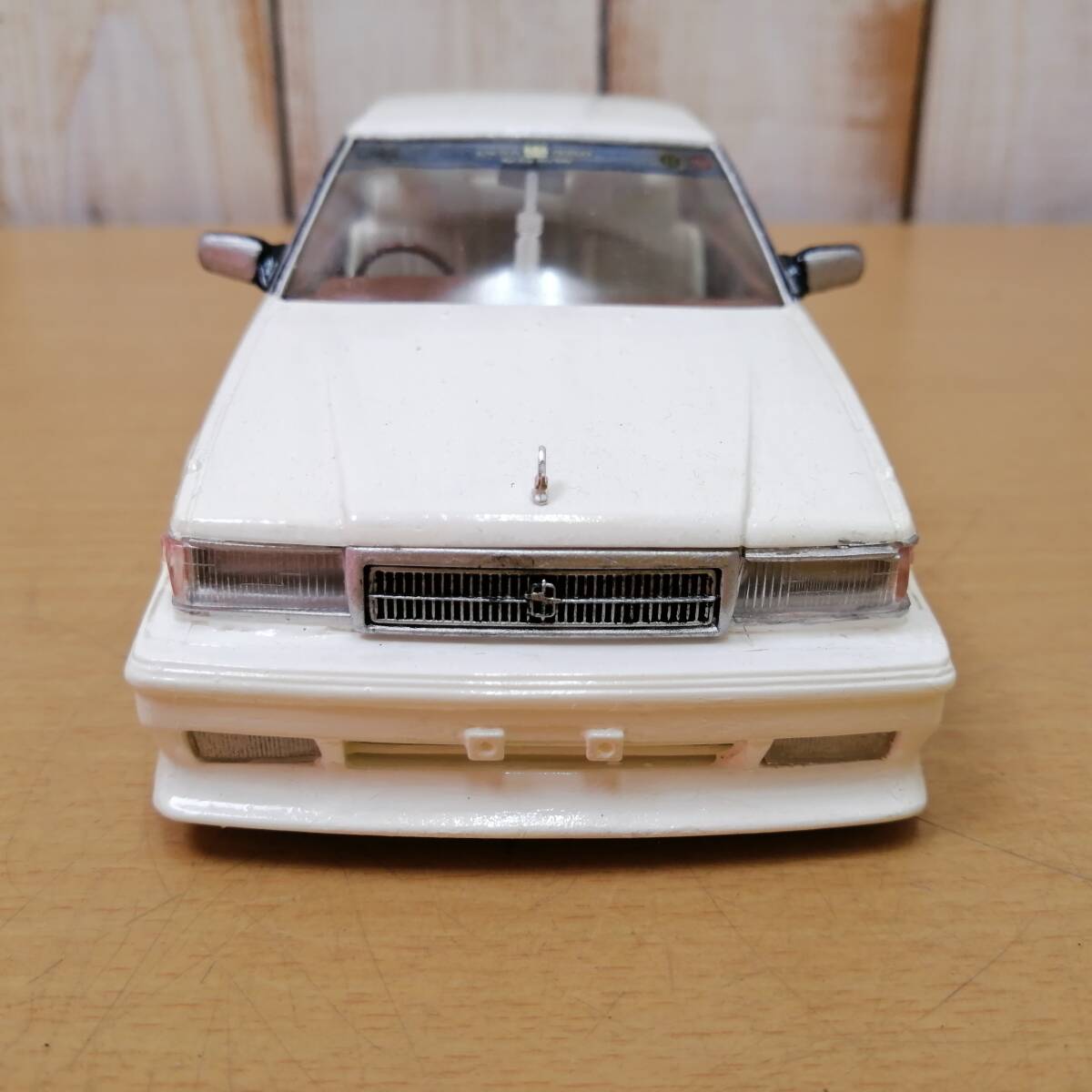 ○24032134 プラモデル 完成品 日産 セドリック ブロアムVIP NISSAN CEDRIC VROGHAM VIP ホワイト 全長約20.5cmの画像2