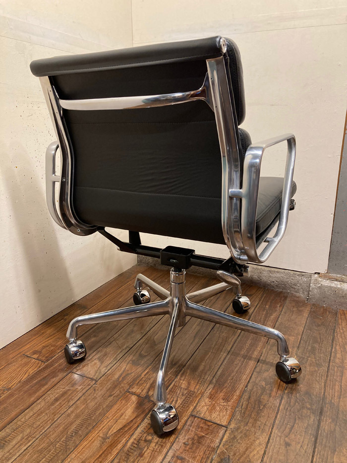 未使用に近い中古 Herman Miller ハーマンミラー イームズ アルミナム ソフトパッド 黒革 キャスター/hhstyleヤマギワcassinavitraモダニカの画像5